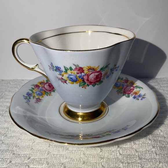 Vintage Windsor Bone China Floral Scalloped Teacup and Saucer Made in England - Picture 3 of 16